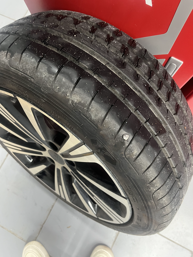 兄弟们这个位置补不了的吗他说要换2.0的轮胎大概多少钱一个