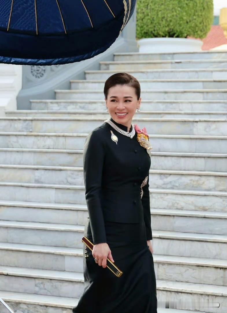 国王夫妇接连两天主持今年的春耕仪式！苏提达王后穿黑色裙装，两天内都搭配了不同款式