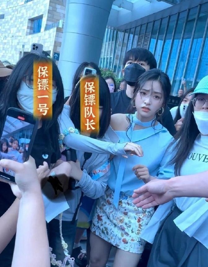 沈月这表情谁懂，你能理解此刻的心情吗？挤都挤不动，真的太疯狂了