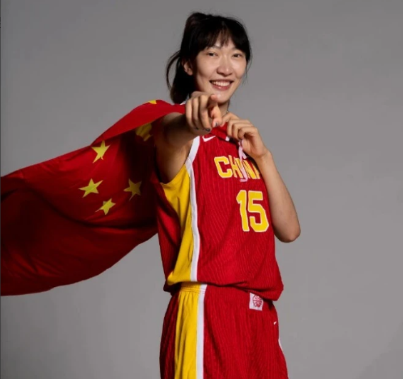 韩旭为什么站不住中锋，是战术要求吗？其实不然。必须承认，目前的中国女篮，韩旭还