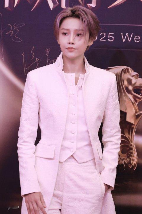 刘雨昕的西装造型简直是行走的荷尔蒙！利落的线条勾勒出挺拔的身姿，眼神坚定又有戏，