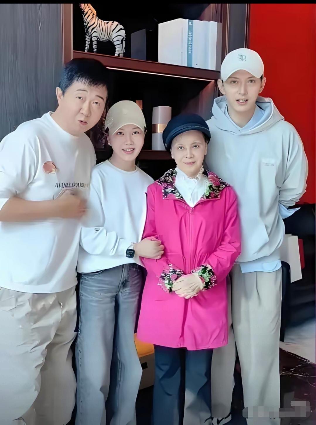 李谷一摘掉眼镜后像变了个人，看着越来越年轻了。