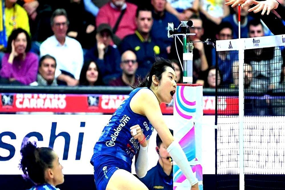 4号球衣卖疯了！斯坎迪奇老板做梦都能笑醒。2022年把朱婷签来，主场门票涨