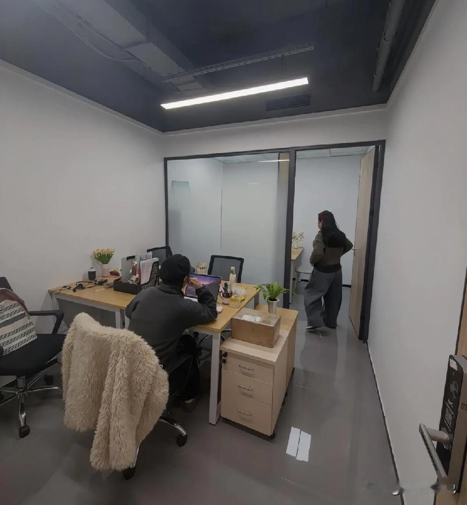 技术经理想给他部门的一名试用期员工提前转正，在和我们hr总监沟通走流程的时候，h