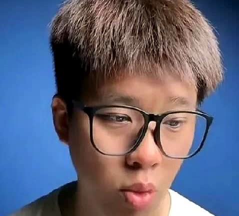 葛斯齐直播的时候声音哽咽了，他说：汪小菲结婚的当天，我给他发了一个大红包，可是令