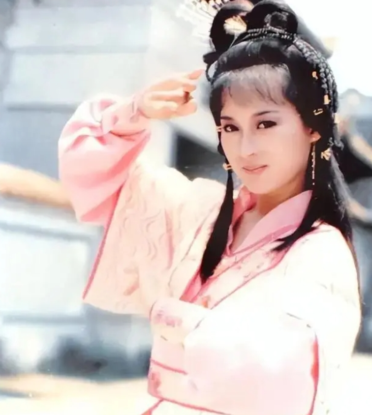 1996年，<em>黎美娴</em>与梁朝伟合作，可她怎么也不会想到，自己竟然会牵扯进一桩感情纠葛