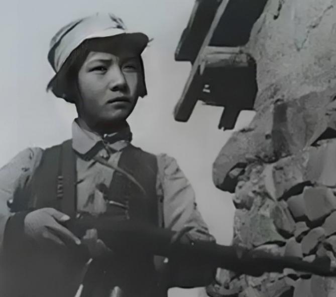 1939年，女战士徐敏准备去如厕，突然被一壮汉抱到了床榻上，对方捂住了她的嘴巴，