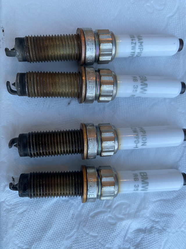 23款2万公里保养两万公里保养换火花塞，拆出来一看有两个油油的！没查看缸内是否