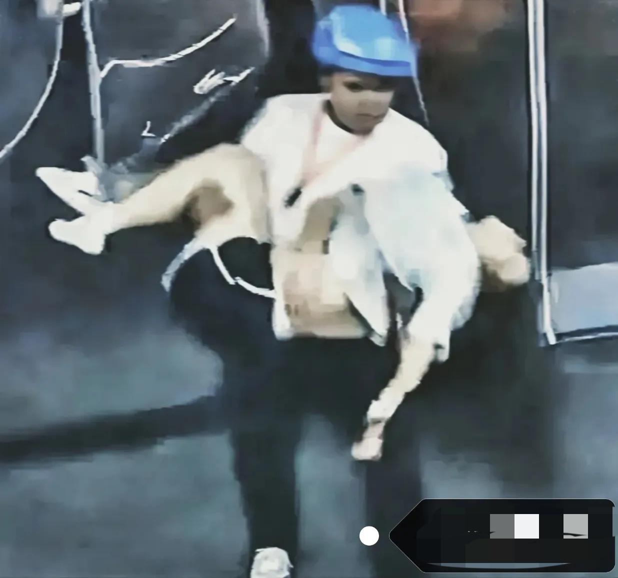 救命啊!你们敢信吗?就是有个外卖小哥晚上跑去炸鸡店拿单子结果刚到店里那个老板的