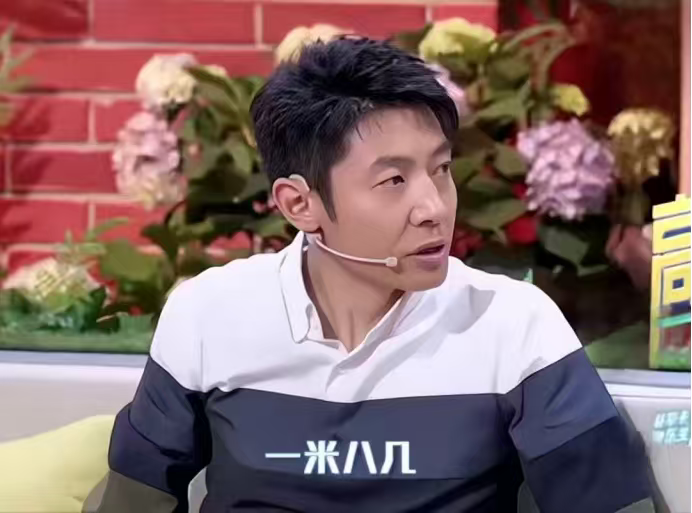 撒贝宁：“你的择偶标准是什么？”龙洋：“太高了。”撒贝宁：“多高，一米八几。”龙洋：“因为我特别希望