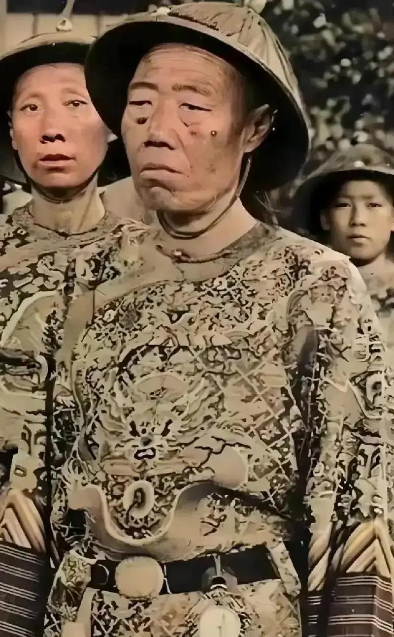 慈禧临终前死死盯着床前的李莲英，脑子里盘算着让他殉葬。伺候了老佛爷三十八年的李莲英哪能看不出这眼神里