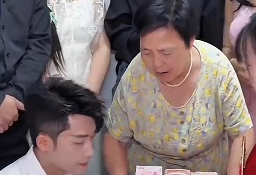 78岁的应大妈本想置换房屋安享晚年，却在中介的连环套路下陷入困境。中介先是违背独