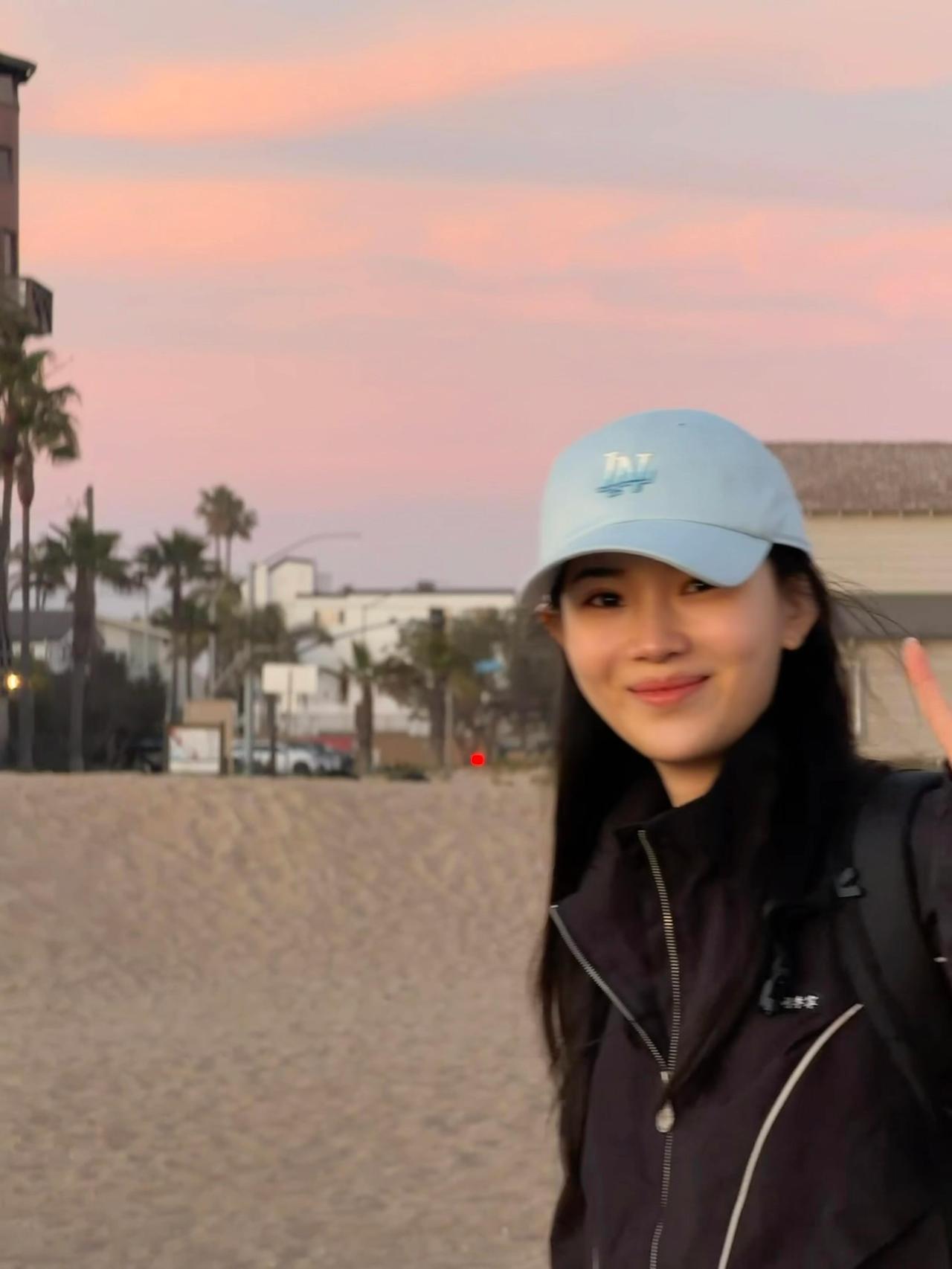 王添艺去了美国小岛，真的好美丽，出去玩的开心！乘着世界杯赛，也给自己来了说走就