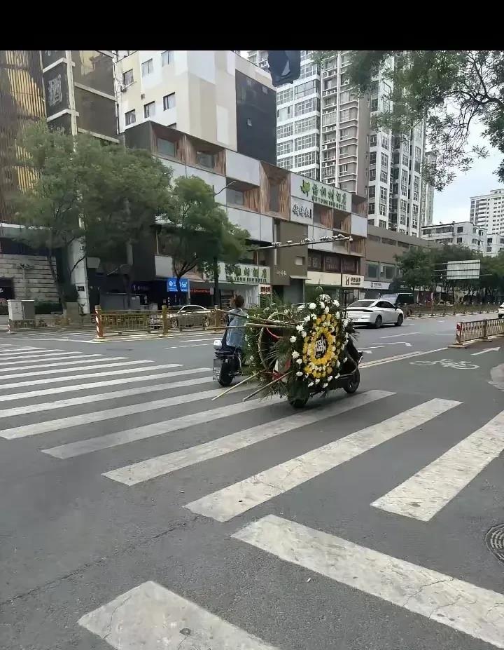 现在跑腿的真不容易，什么单也接！跑腿也能送这东西！