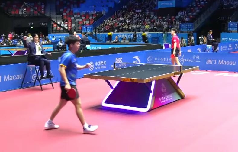 林诗栋让二追四，4-2赢了黄友政。小石头和黄油都是05三剑客，两人特别熟悉，