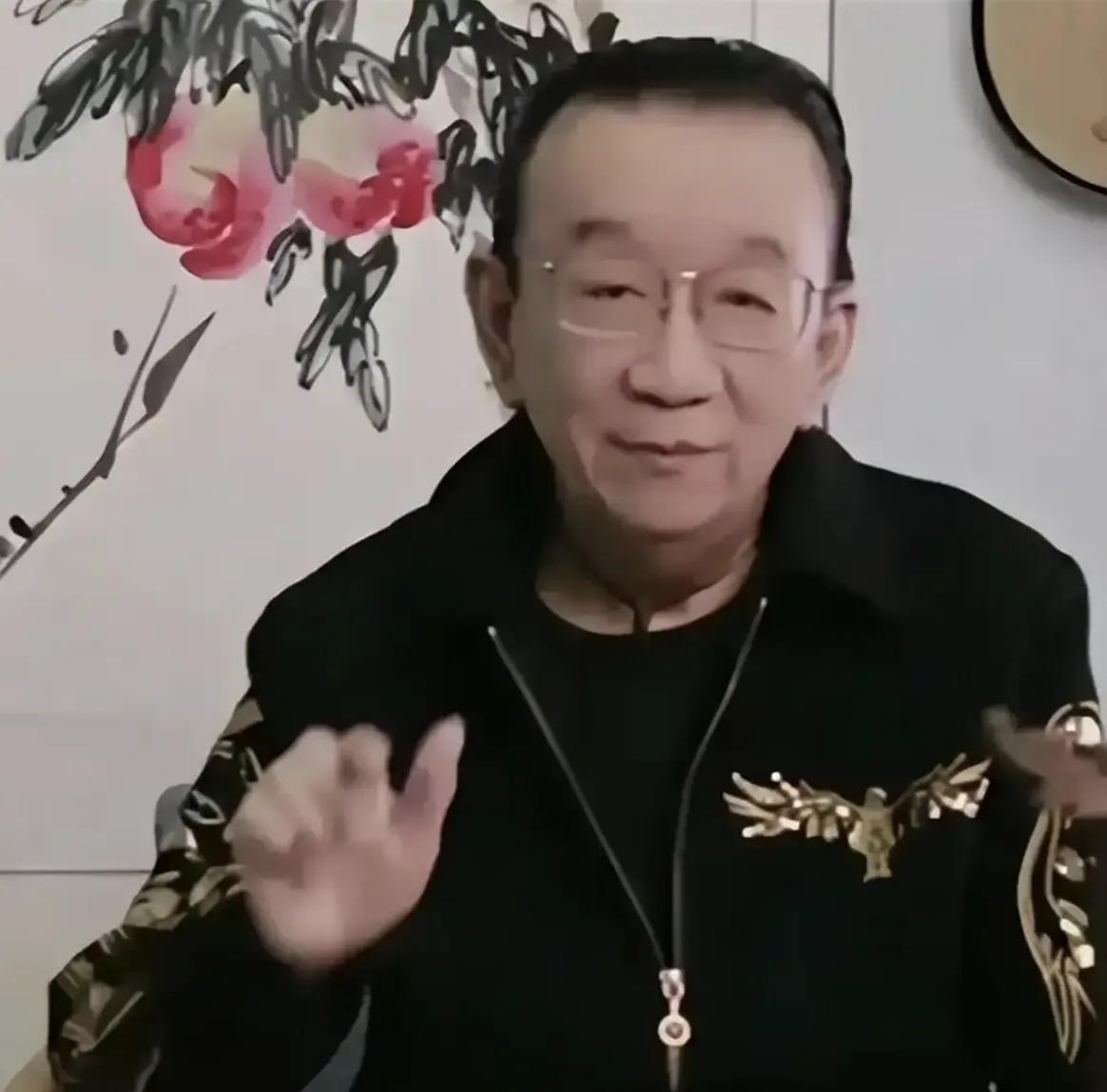 侯耀华宣布，518无限期推迟了这出“518大戏”一下子热闹得像过年。侯耀华一