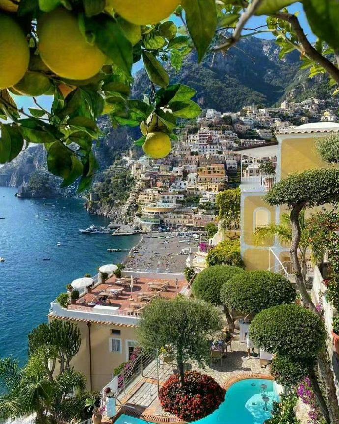 假日的意大利海岸，云淡风轻的悠然日子。