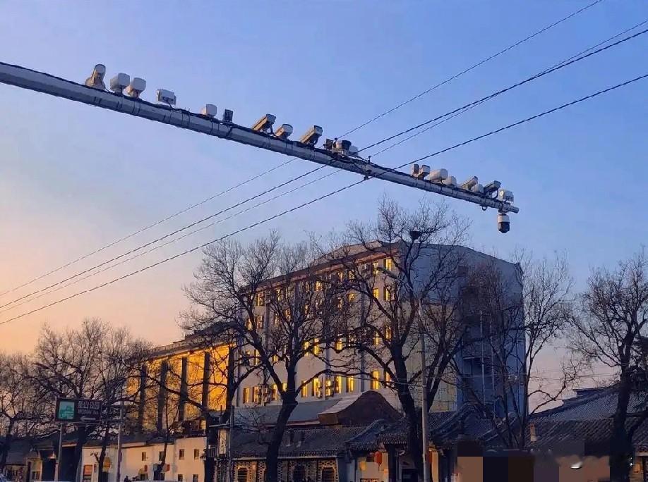 邻居家有3个女儿和1个儿子，儿子是抱养的，一生下来就抱养了，抱养远房亲戚的，亲戚