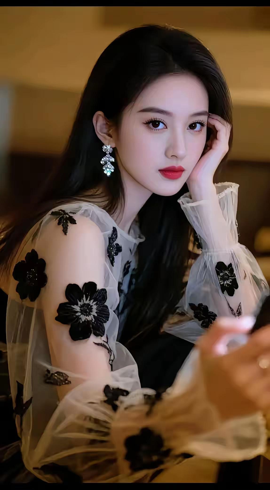 优雅黑花纱裙，红唇魅惑，气质满分！