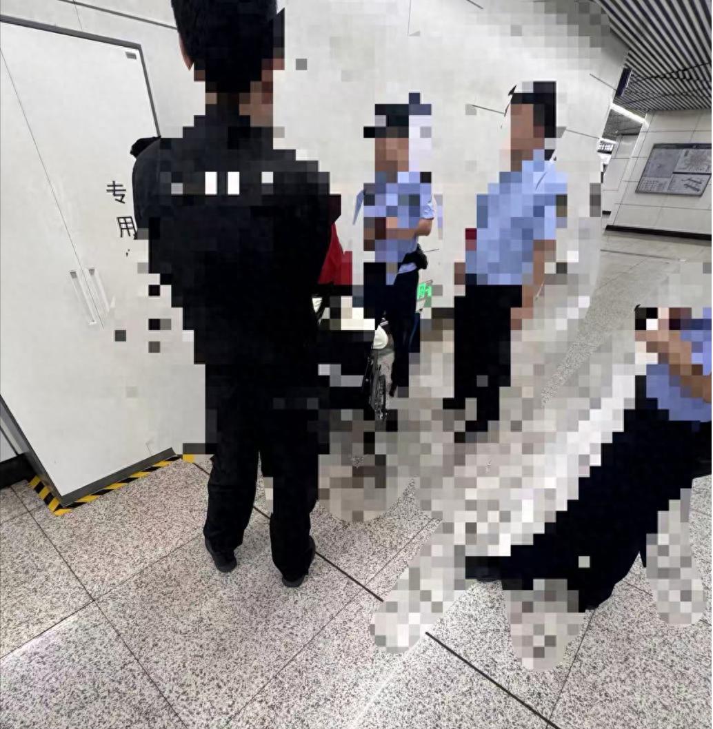 厚颜无耻！北京，一大学生乘坐地铁时意外摔倒碰到了旁边一名女子的腿上，不料，女子直