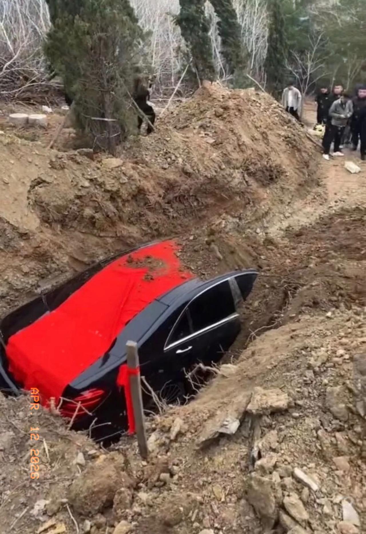 官方通报来了！埋奔驰陪葬的金某，摊上事了！4月10日，辽宁辽阳弓长岭区政府发了