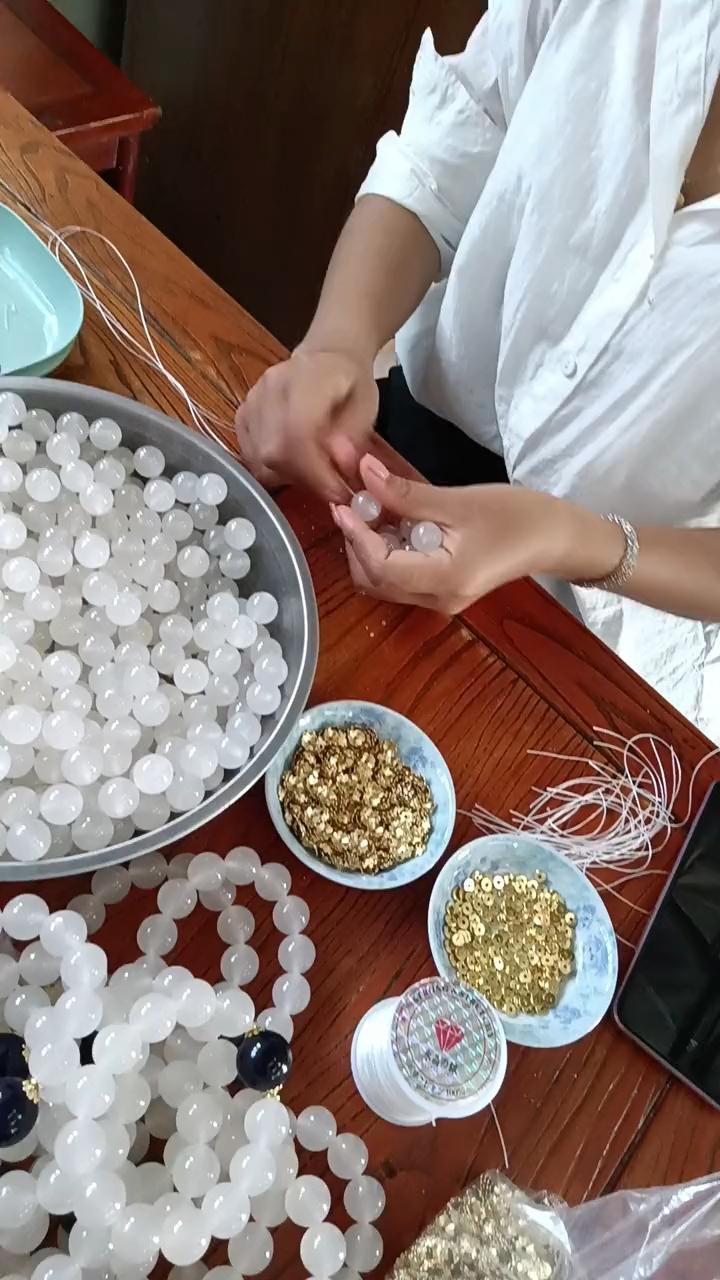 张女士这辈子最后悔的事，大概就是信了串珠能致富。她怎么也没料到，刷手机看