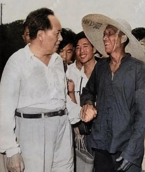 1958年，一身泥巴的县委书记被拉上毛主席专列。主席没先问灾情，却问他知道微山湖