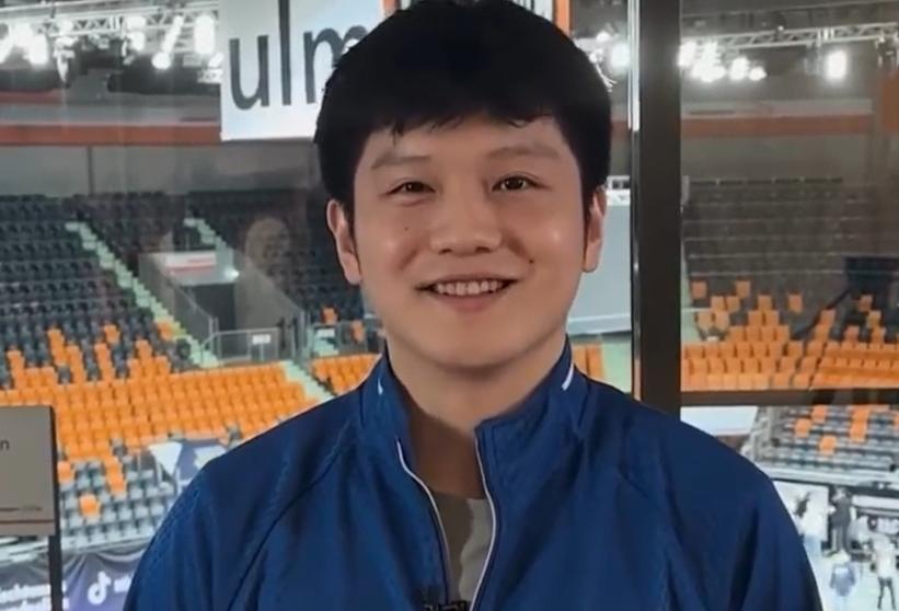 樊振东笑容灿烂，非常开心。德国杯半决赛就要开始了。樊振东将随萨尔布吕肯队参赛