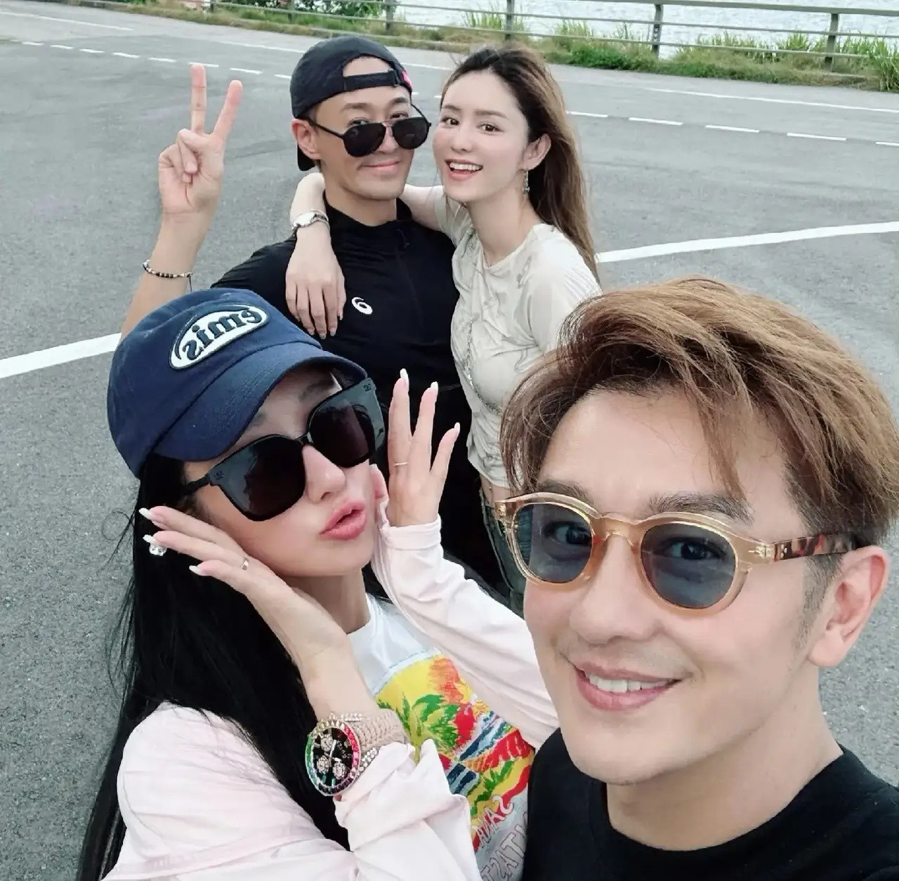 陈浩民老婆晒照片，她们和林峰张馨月一起放风筝，没想到他们关系这么好！许久未露面的