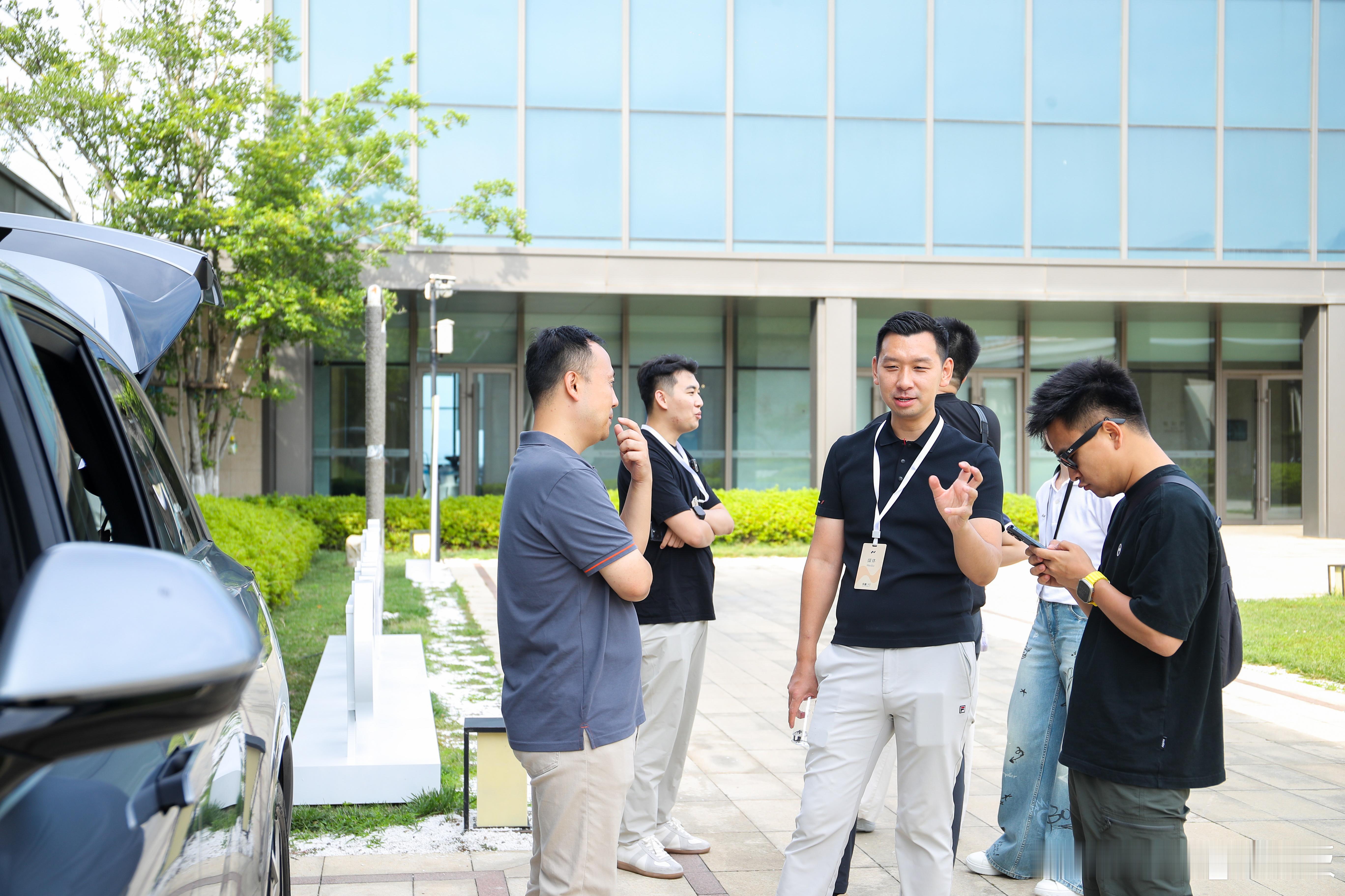 乐道L90的空间魔法解决大三排SUV痛点：解决❶储物空间不足：240L中国最大智