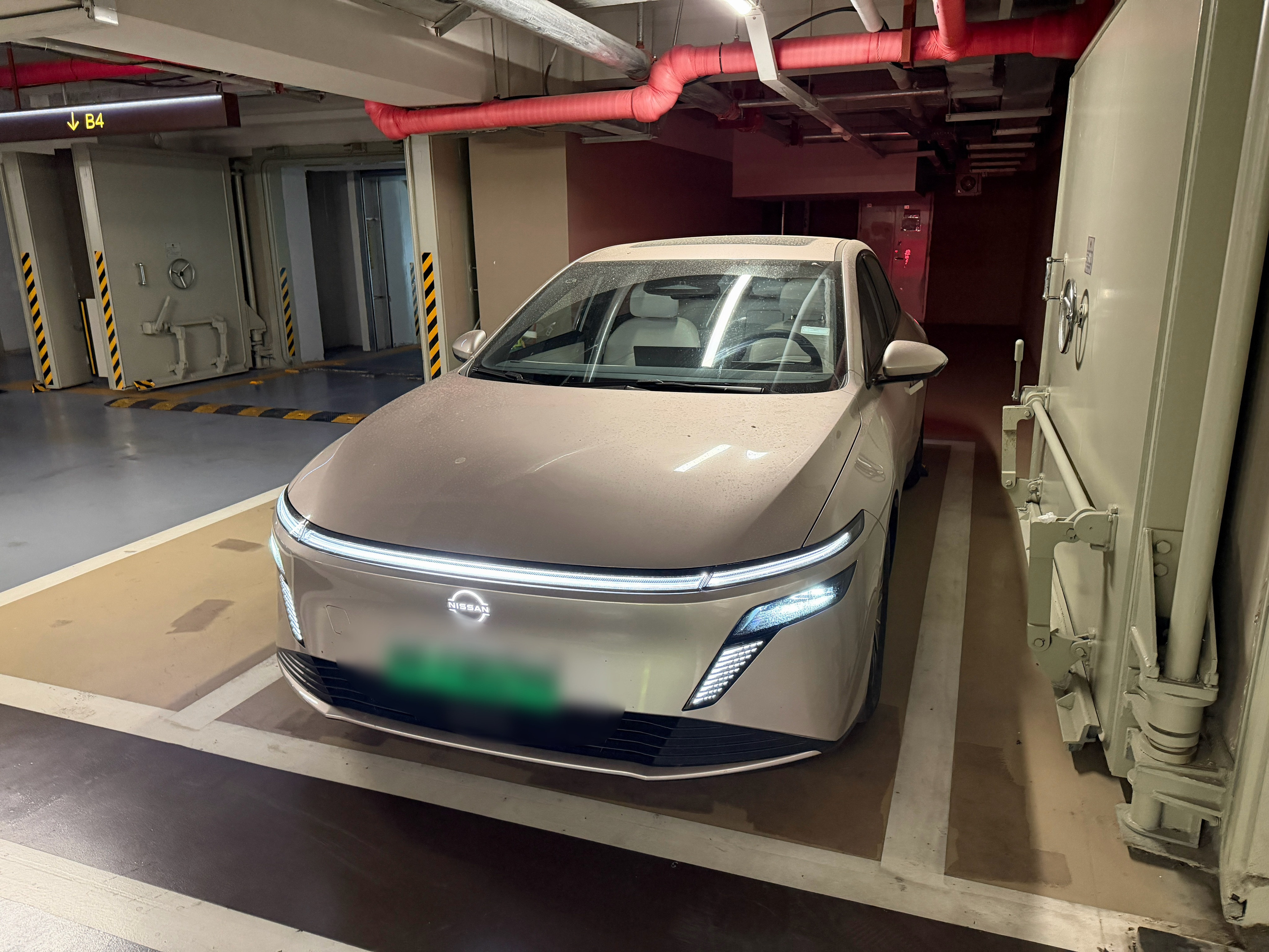 虽然我邻居都是保时捷、法拉利。但我的日产N6有靠背+坐垫12点座椅按摩！