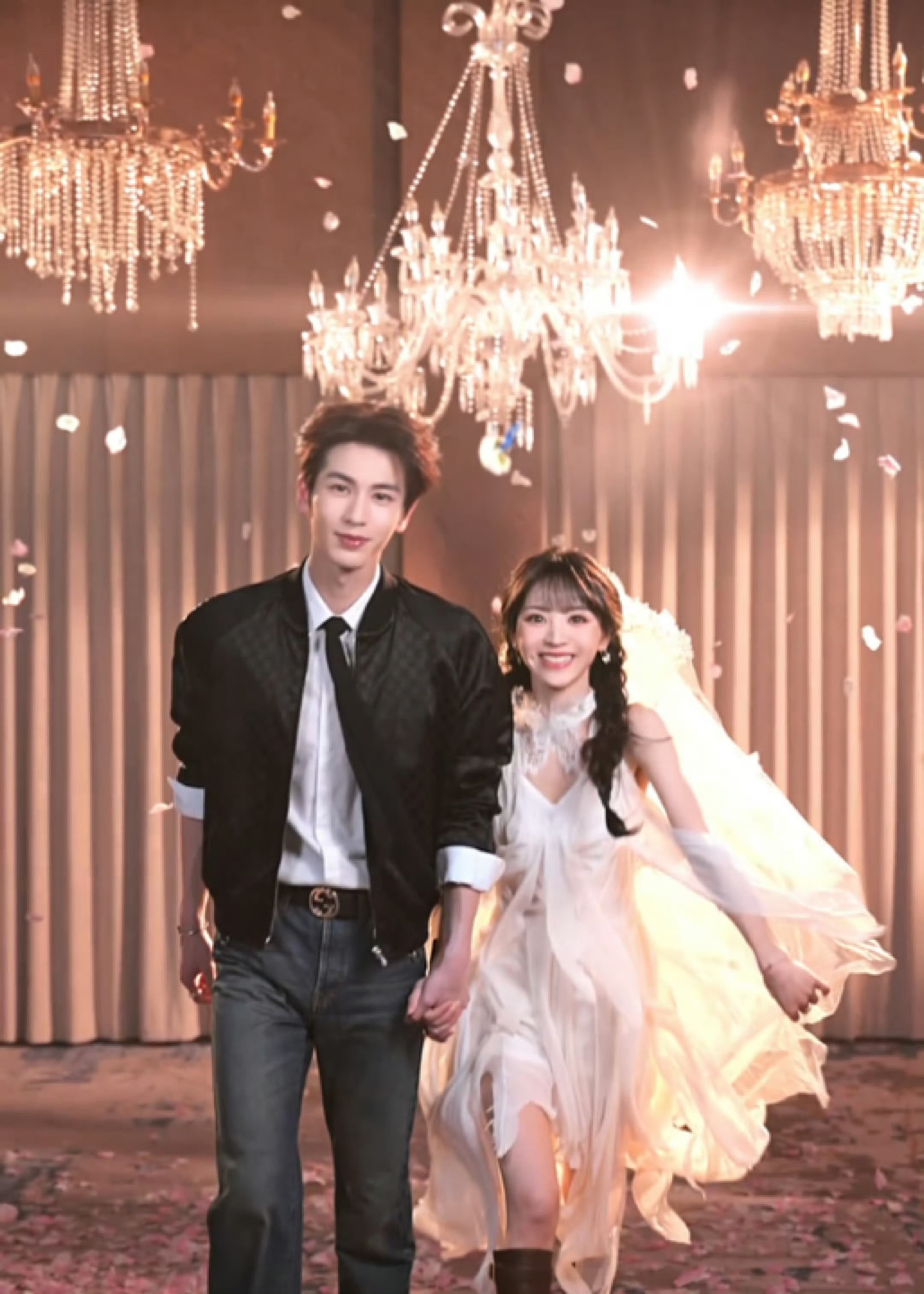 今年到目前已经有三部热播剧拍了头纱婚纱照了！以后每部剧都把这种剧宣抬上来好吗好的