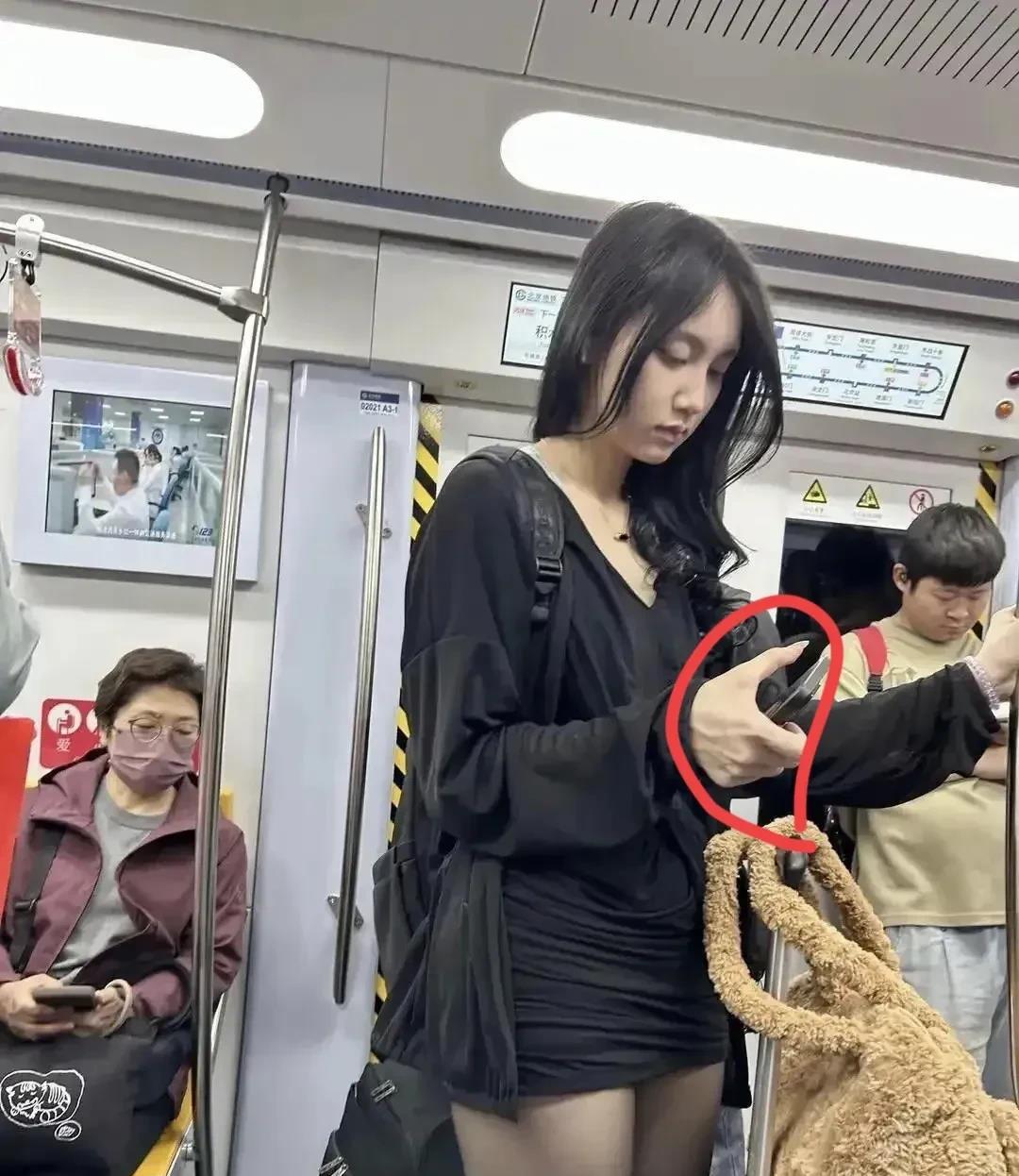不懂就问，这是什么牌子的手机啊？