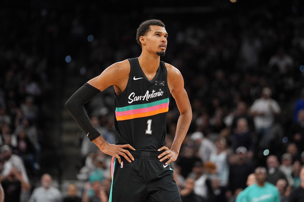 文班亚马：关键补篮盖帽，最后决胜没球权？？？这是教练安排的吗？？？福克斯：绝杀