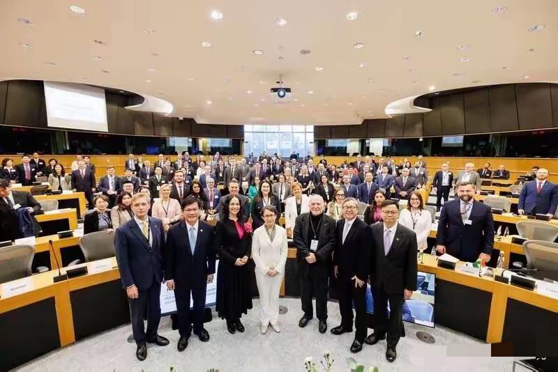 台独分子萧美琴在欧洲议会演讲获全场掌声雷动！​萧美琴称：“欧洲在战火中捍卫自由