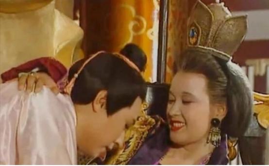 77岁的武则天被男宠张昌宗折腾到筋疲力尽，没曾想，当她沉沉睡去之后，张昌宗却偷偷