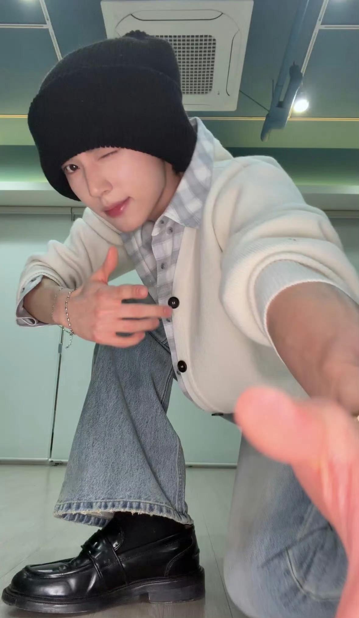 笨啊其实我们都知道新发色了还把自己裹的跟个鸡蛋一样我宝咋能这么嫩这么萌这么阔耐