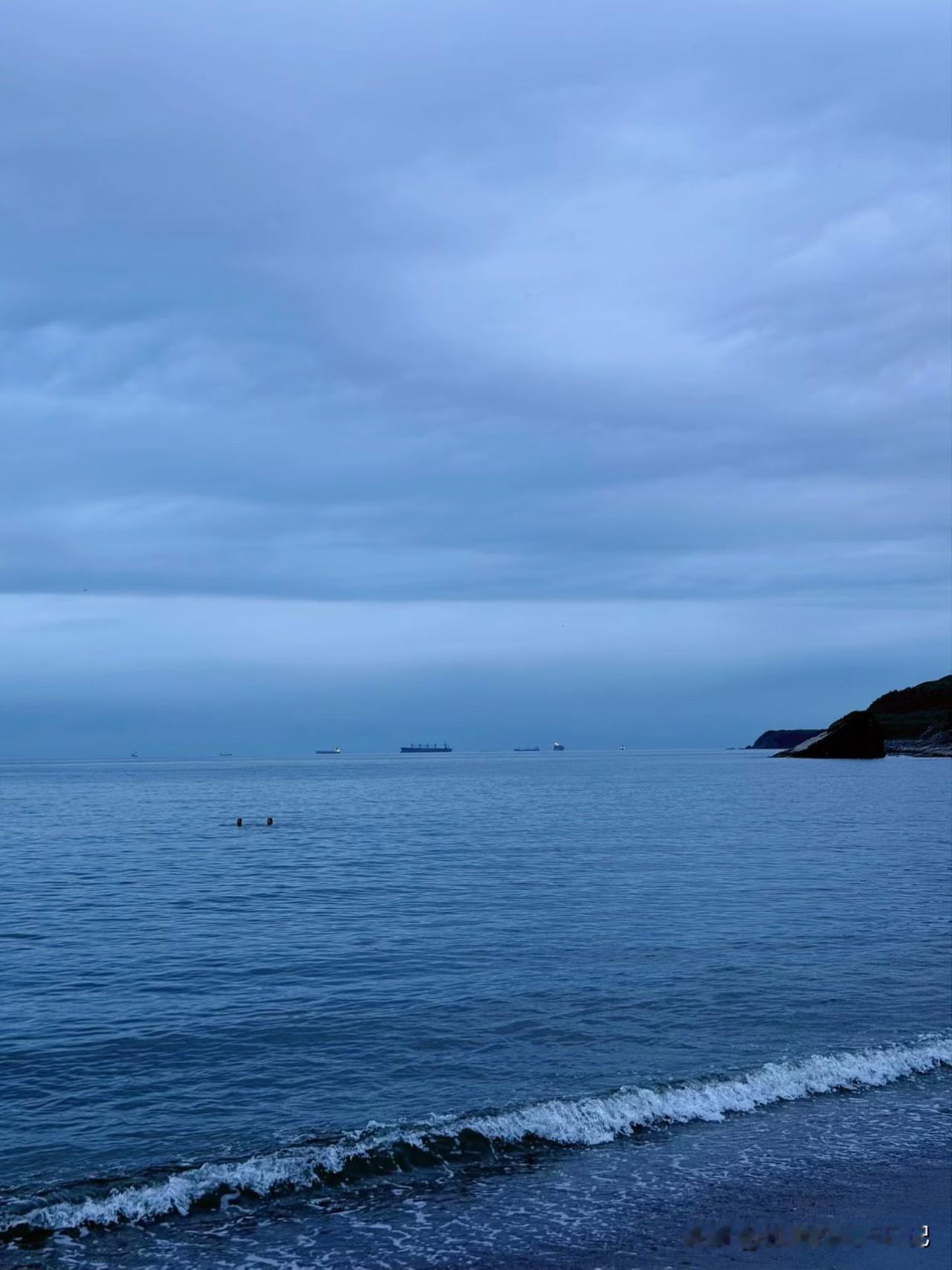 儿子这次旅行，去了俄罗斯的海参崴。他说那里太落后了，和中国香港简直没法比。如