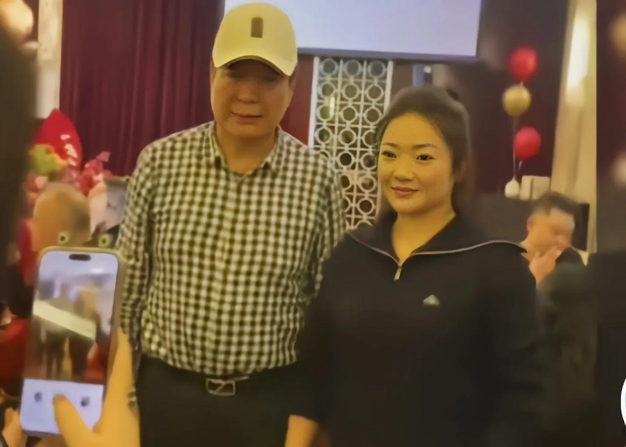 歌唱家耿为华近日为二女儿耿泠然举办了满月宴，现场温馨热闹，亲友相聚近日，歌唱家