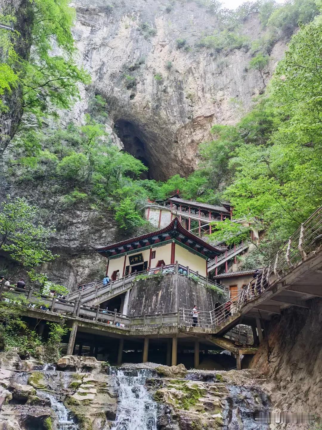金丝峡风景区今天是五一小长假的倒数第二天，我和家人们一起来到商洛市金丝峡景区。