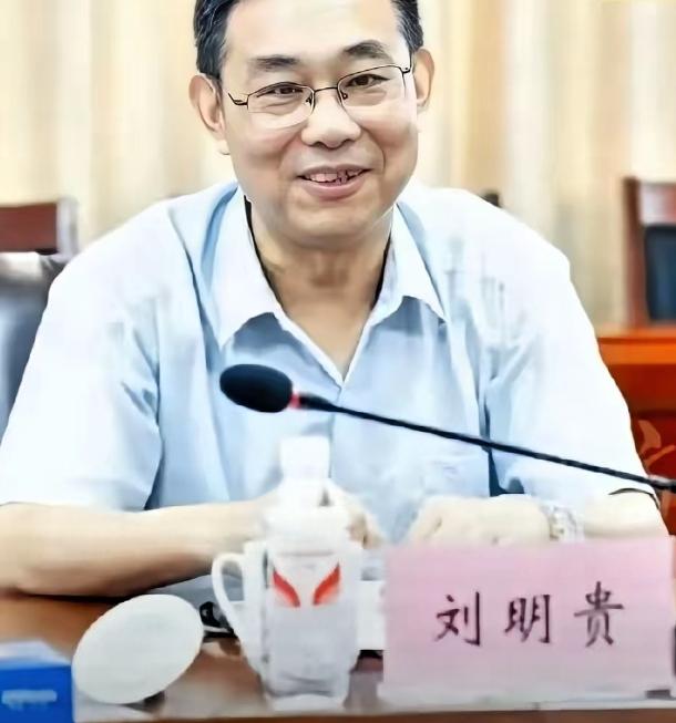 广东3月18号通报的刘明贵这事，真的让人越想越心寒。在教育系统干了这么多年，位置