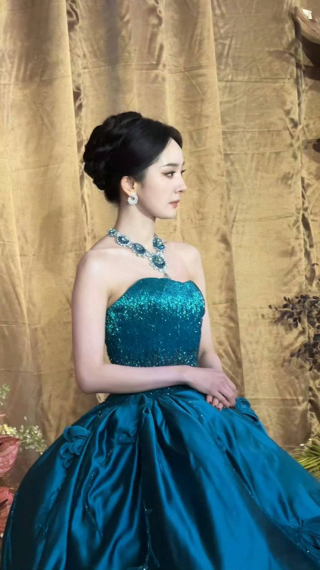 生万物剧组压轴，美幂带着宁绣绣来啦杨幂蓝孔雀女王​​​