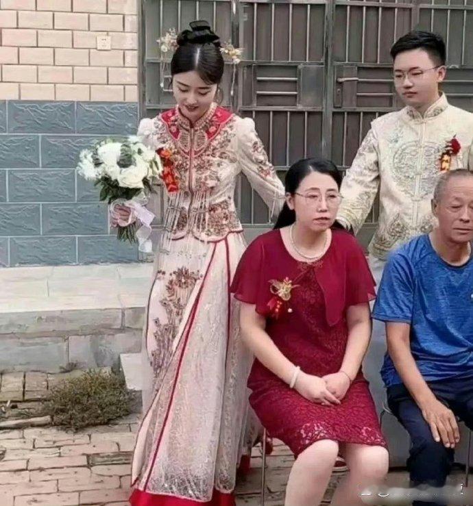 这婚结的，唯一高兴的只有新娘
