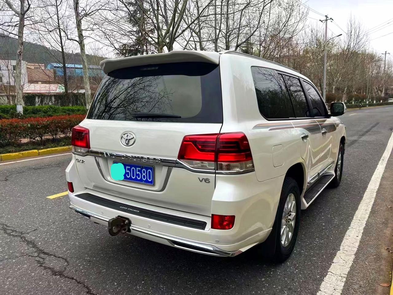 这是被坦克700打懵的兰德酷路泽。4.0升v6这个版本也是国内最多的兰德酷路泽版