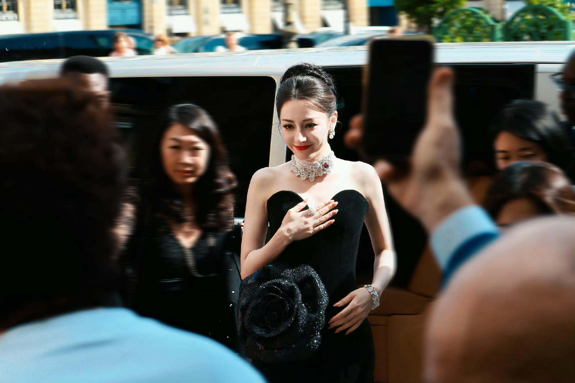 万众瞩目的女王👑hello时装周迪丽热巴御木本mikimoto全球代言人迪丽