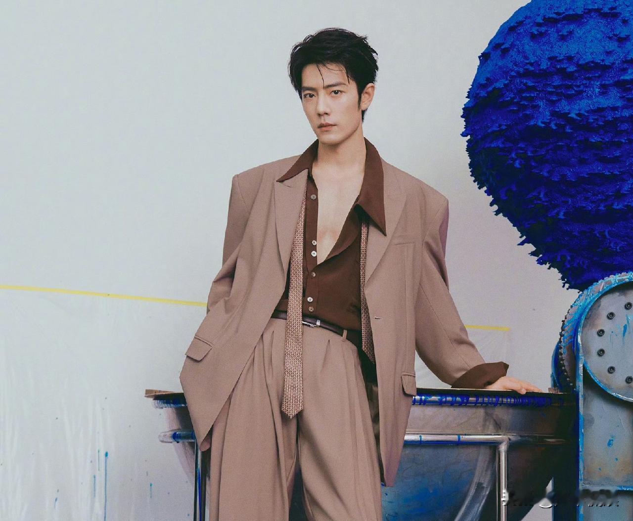 肖战登上新杂志VOGUE，设计师新奇的思路好有意思。肖战登上VOGUE杂志的