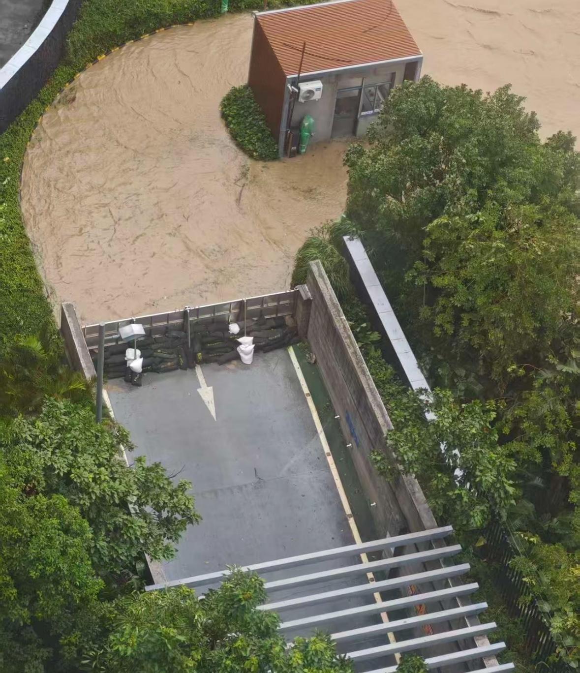 现在好了不仅广东人知道，全国都出名了这个广东小区的物业，在台风桦加沙造成海水