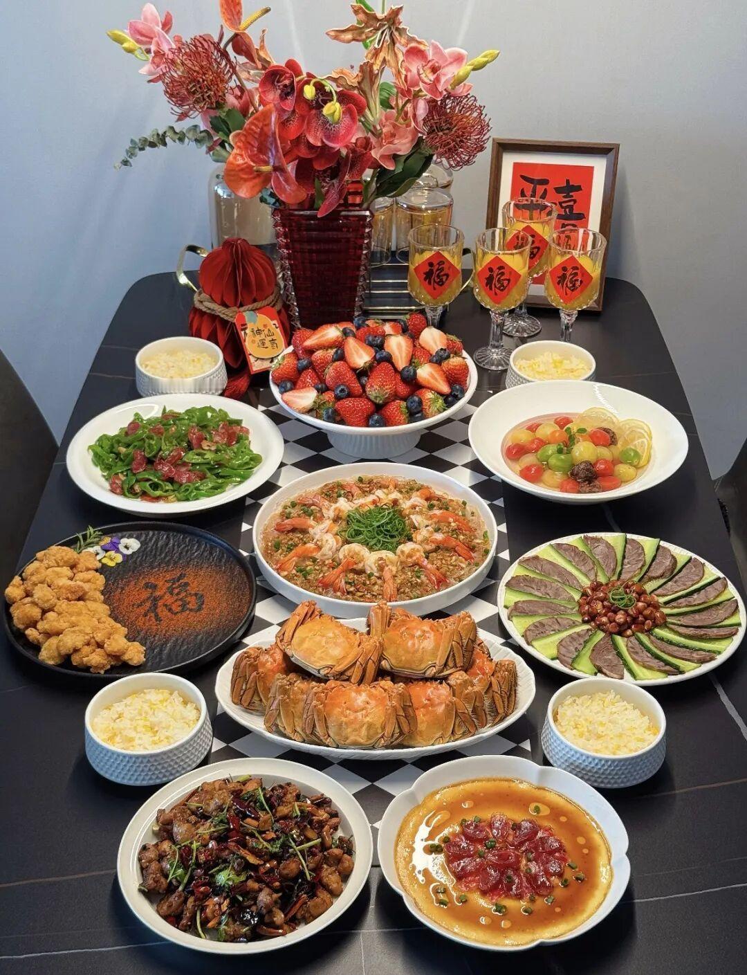 《全国网友年夜饭大PK，最后一道菜看哭所有人…》朋友圈年夜饭大赛正火热，有人