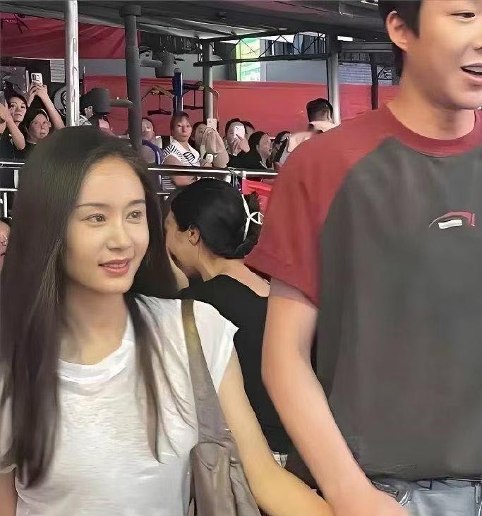 王子文刘宇宁拍戏路透炸出一堆人操心三十厘米身高差，重庆街头牵手那几张图传得到处都是。代拍镜头里刘宇宁
