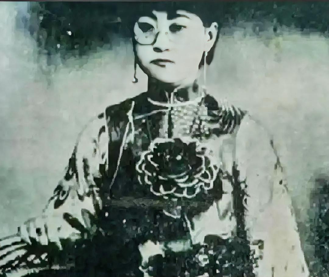1916年，41岁的张作霖看上18岁女学生，母亲正愁如何拒婚，女孩却脱口而出：“